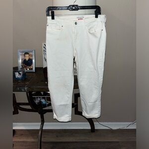 White Levi’s cropped and cuffed skinny jeans